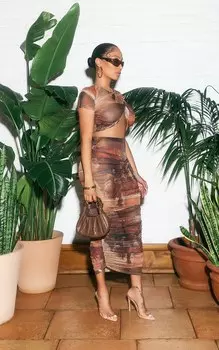 PrettyLittleThing Коричневая юбка мидакси в сеточку со сборками и принтом