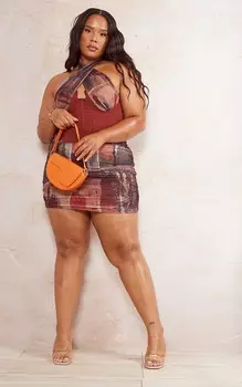 PrettyLittleThing Коричневое облегающее платье-корсет с воротником-халтер и принтом Plus