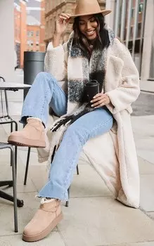 PrettyLittleThing Коричневые ботильоны из искусственной замши с круглым носком на толстой плоской подошве