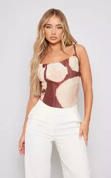 PrettyLittleThing Коричневый боди с хомутом и плиссировкой с принтом