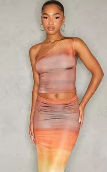 PrettyLittleThing Коричневый обтягивающий удлиненный топ на одно плечо с принтом омбре