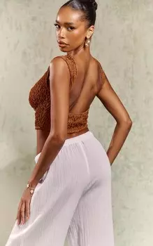 PrettyLittleThing Коричневый укороченный топ из трикотажного фактурного джерси с открытой спиной