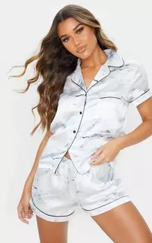PrettyLittleThing Короткая атласная пижама белого цвета с мраморным принтом