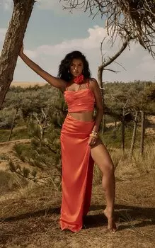 PrettyLittleThing Красная атласная макси-юбка премиум-класса с экстремальным разрезом