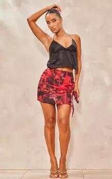 PrettyLittleThing Красная мини-юбка из фактурного шифона с цветочным принтом и узлом спереди