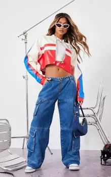 PrettyLittleThing Красно-белая куртка-гонщик из искусственной кожи с контрастной вставкой и слоганом на спине