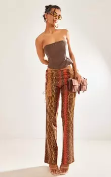 PrettyLittleThing Красные расклешенные брюки из змеиной кожи с этикеткой PLT на шнуровке спереди
