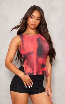 PrettyLittleThing Красный обтягивающий удлиненный топ без рукавов с разрезом на подоле и принтом Tie Dye