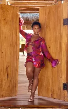 PrettyLittleThing Красный топ плюс с цветочным принтом на шнуровке и рюшами