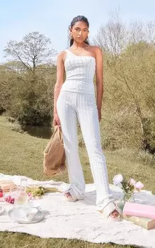 PrettyLittleThing Кремовые фактурные расклешенные брюки в рубчик