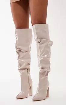PrettyLittleThing Кремовые виниловые сапоги выше колена с заостренным мыском и швом на блочном каблуке