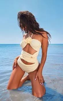 PrettyLittleThing Кремовый купальник с цветочным узором
