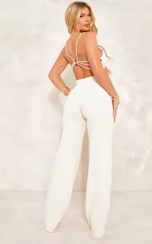 PrettyLittleThing Кремовый текстурированный комбинезон с бретелями и вырезами в виде колец