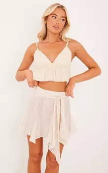 PrettyLittleThing Кремовый укороченный топ на бретельках с гофрированной кромкой и V-образным вырезом