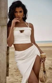 PrettyLittleThing Кремовый укороченный топ премиум-класса с фактурной чашкой и рюшами