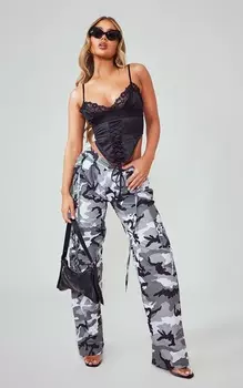 PrettyLittleThing Легкие брюки-карго с низкой посадкой серого цвета с камуфляжным принтом