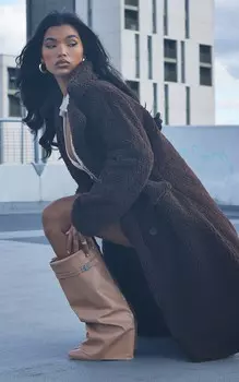 PrettyLittleThing Матовые сапоги выше колена из искусственной кожи цвета верблюжьей шерсти на блочном каблуке