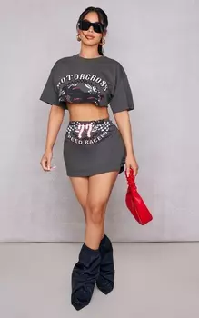PrettyLittleThing Миниатюрная темно-серая мини-юбка с графическим рисунком