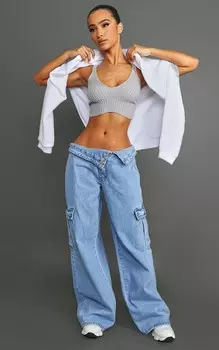 PrettyLittleThing Миниатюрные светло-голубые джинсы прямого кроя с асимметричным отложным поясом и низкой посадкой