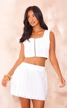 PrettyLittleThing Миниатюрный белый корсетный топ с вышивкой на крючках и проушинами