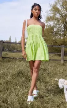 PrettyLittleThing Многоярусное свободное платье-бандо Lime Broderie