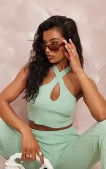PrettyLittleThing Мягкий трикотажный топ с бретелькой на бретельках в широкую рубчику Sage