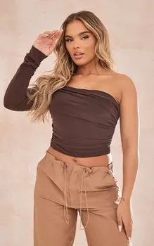 PrettyLittleThing Обтягивающий укороченный топ с одним рукавом и рюшами шоколадного цвета