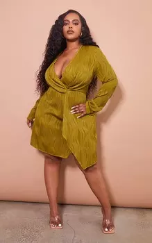 PrettyLittleThing Оливковое платье Plus с запахом и плиссировкой спереди