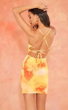 PrettyLittleThing Оранжевое облегающее платье с бретельками на спине и цветочным принтом