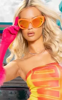 PrettyLittleThing Оранжевые солнцезащитные очки с оранжевыми линзами и козырьком в матовой оправе