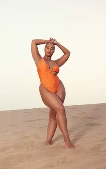 PrettyLittleThing Оранжевый асимметричный купальник Plus с косичками