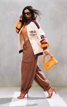 PrettyLittleThing Оверсайз-куртка-борцовка из хлопка персикового цвета с надписью Off White Off-White