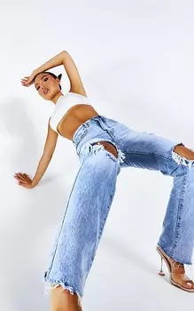 PrettyLittleThing Petite Голубые прямые рваные джинсы с длинными штанинами