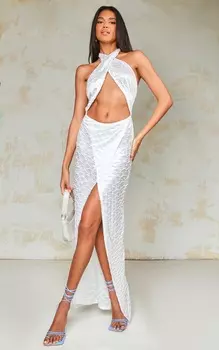 PrettyLittleThing Платье макси из фактурного атласа кремового цвета с вырезом халтер и вырезами