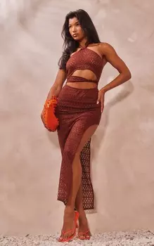 PrettyLittleThing Платье мидакси с фактурным узором шоколадного цвета и вырезом халтер с узлом
