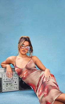 PrettyLittleThing Платье мидакси с глубоким вырезом и принтом губ, глубоким вырезом и бретелями