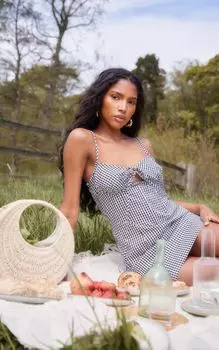 PrettyLittleThing Платье прямого кроя в однотонную клетку на косточках с воротником-халтер и корсетом