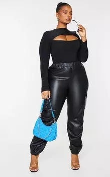 PrettyLittleThing Плюс черные брюки карго из искусственной кожи