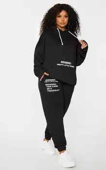 PrettyLittleThing Plus Черные джоггеры с манжетами и принтом со слоганом
