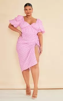 PrettyLittleThing Плюс ярко-розовое платье миди с пышными рукавами и рюшами по бокам с цветочным принтом