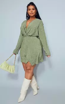 PrettyLittleThing Плюс зеленое атласное платье с запахом и длинными рукавами