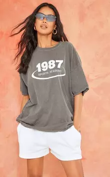 PrettyLittleThing Потертая футболка Sports Academy 1987 года с принтом Stone Washed