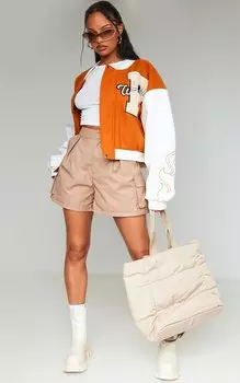 PrettyLittleThing Приталенные шорты карго с карманами светло-коричневого цвета