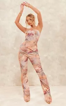 PrettyLittleThing Прямые брюки из эластичной ткани телесного цвета с принтом «ренессанс»