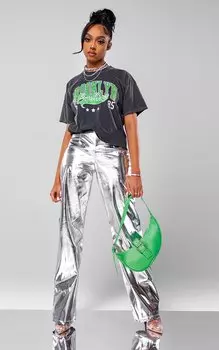 PrettyLittleThing Прямые брюки из искусственной кожи цвета серебристый металлик с лейблом PLT