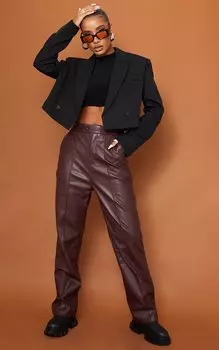 PrettyLittleThing Прямые брюки из искусственной кожи темно-шоколадного цвета с защипами