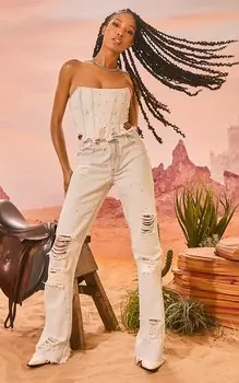 PrettyLittleThing Расклешенные джинсы ледяного синего цвета с потертостями на поясе и стразами