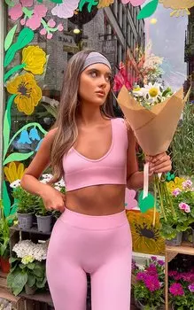 PrettyLittleThing Розовый укороченный топ в рубчик с глубоким вырезом