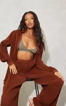 PrettyLittleThing Рубашка оверсайз с манжетами Petite шоколадного цвета со плиссировкой