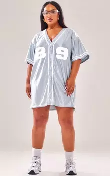 PrettyLittleThing Серебряное университетское платье-футболка с принтом Plus